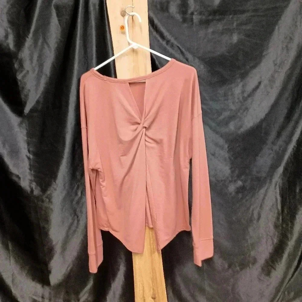 Long sleeve open back size large Old Navy athletic tee - Picture 2 of 4